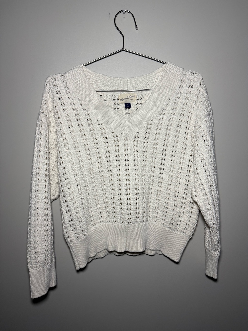 Universal Thread Off-White Openwork V-Neck Sweater Size M Fisherman Coastal